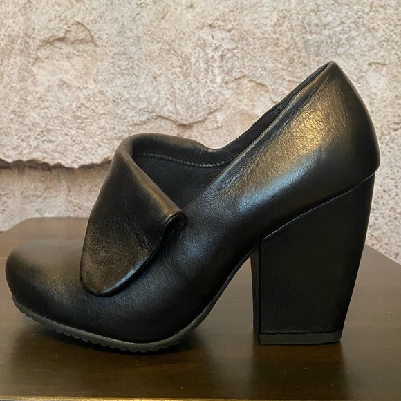 Tosca Blu Black Leather Flap Shoes - Picture 1 of 4